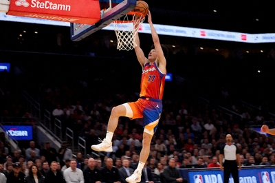 NBA篮球比赛中的精彩扣篮瞬间